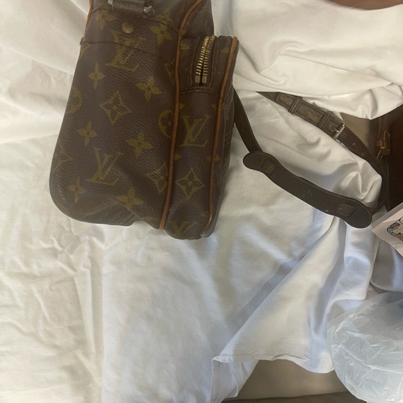 Louis Vuitton Cartochier Crossbody - Picture 7 of 10